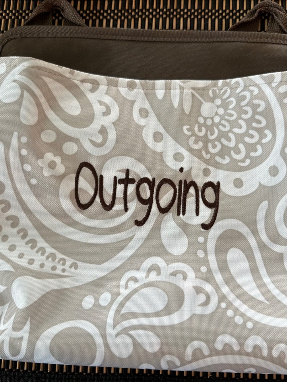 Thirty-One Oh Snap Hanging Wall Pocket; EUC - embroidered:  "Outgoing" !!!